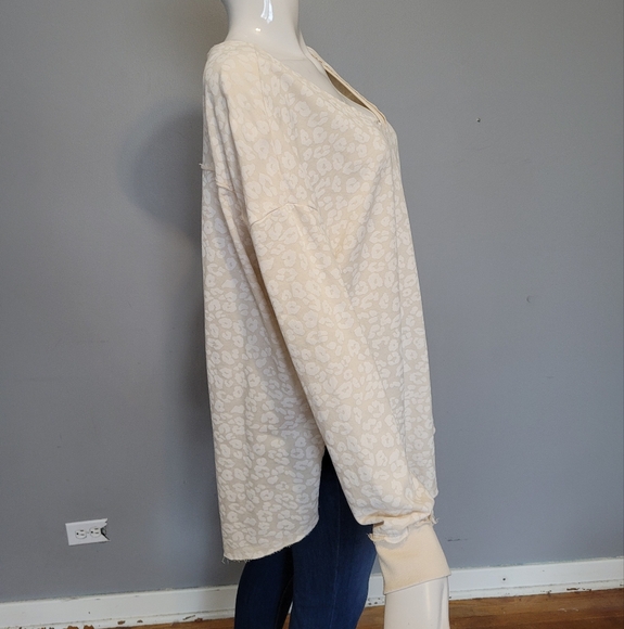 Z Supply V Neck Weekender in Leo Bone, VGUC, Size M - Picture 2 of 7